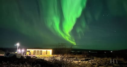 Perfect Icelandic getaway with hot tub under the stars!
