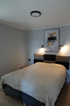 Iron/ironing board, free WiFi, bed sheets