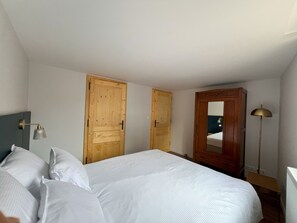 3 chambres, fer et planche à repasser, Wi-Fi, draps fournis