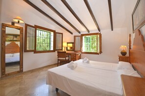 5 bedrooms, iron/ironing board, free WiFi, bed sheets