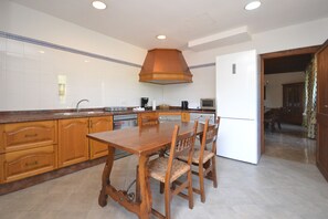 Réfrigérateur, four, lave-vaisselle, cafetière/bouilloire