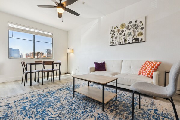 TV, offices - CozySuites Glendale  - Westgate with pool! 04 (Glendale)