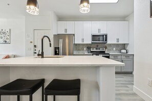 Refrigerador, microondas, horno y parrilla de estufa 