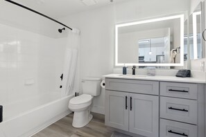 Shower, hair dryer, towels - CozySuites Glendale  - Westgate with pool! 04 (Glendale)