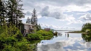 Une propriété au bord du lac, comprenant une maison, un quai et de la végétation luxuriante.
