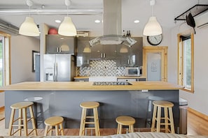 Fridge, oven, stovetop, dishwasher