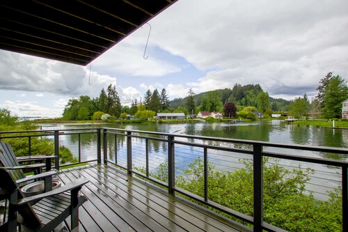 The Tides Waterfront Retreat