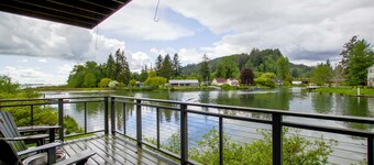 The Tides Waterfront Retreat