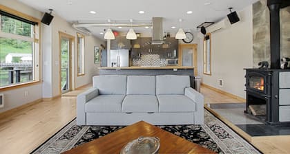 The Tides Waterfront Retreat