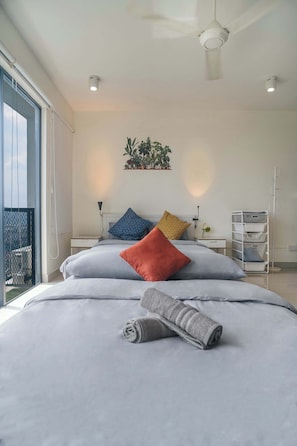 Iron/ironing board, WiFi, bed sheets