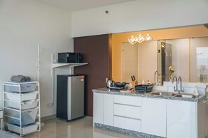 Kühlschrank, Mikrowelle, Herdplatte, Kochgeschirr/Geschirr/Besteck