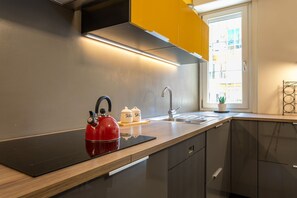 Réfrigérateur, micro-ondes, four, plaque de cuisson