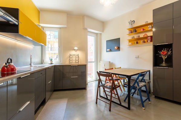 Kühlschrank, Mikrowelle, Ofen, Herdplatte