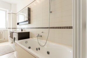 Boblebadekar, hårtørrer, bidet