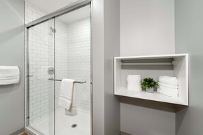Shower, eco-friendly toiletries, hair dryer, towels - Premium 4 King Apartment w/ City Views (Chicago)