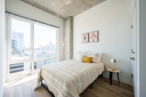 4 chambres, fer et planche à repasser, lit de bébé portatif