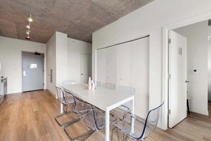 Dining - New 4 King Bed / Family Ready Apartment (Chicago)