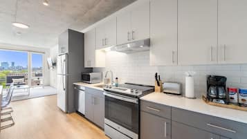 Geladeira, micro-ondas, fogão, cooktop