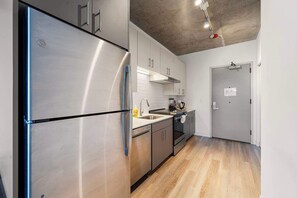 Refrigerador, microondas, horno y parrilla de estufa