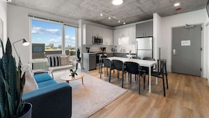 Interior - Bright 3BR Stylish Apartment Near North Ave Shops (Chicago)