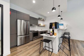 Fridge, microwave, oven, stovetop - Bright 3BR Stylish Apartment Near North Ave Shops (Chicago)