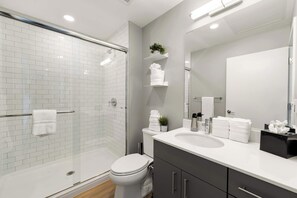 Douche, articles de toilette écologiques, sèche-cheveux