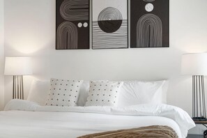 4 bedrooms, iron/ironing board, travel crib, free WiFi - Premium Urban 4BR - Perfect Mix of Comfort & Location (Chicago)