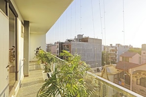 Habitación doble superior, vista al jardín | Balcón