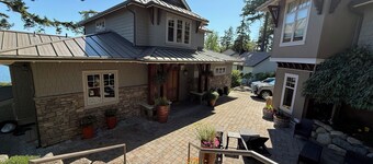 4 Bedroom Luxury Oceanfront Estate with Hot Tub