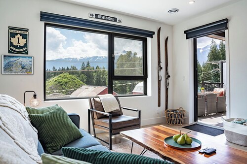 Modern Mountain Retreat – Private Hot Tub, Family-Friendly