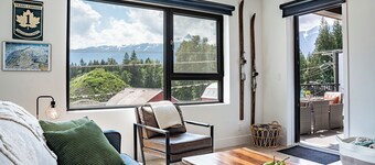 Modern Mountain Retreat – Private Hot Tub, Family-Friendly