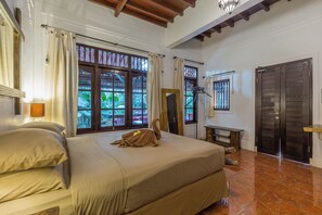 4 bedrooms, iron/ironing board, WiFi, bed sheets