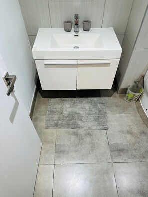 Bidet, serviettes fournies, savon, papier toilette