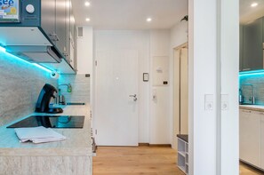 Refrigerador, microondas, horno, placa de cocina