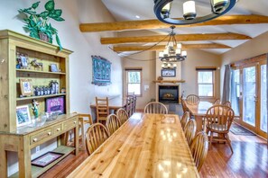 Dining - Mountain Meadow Lodge • Dog-Friendly • Hot Tub (Frisco)