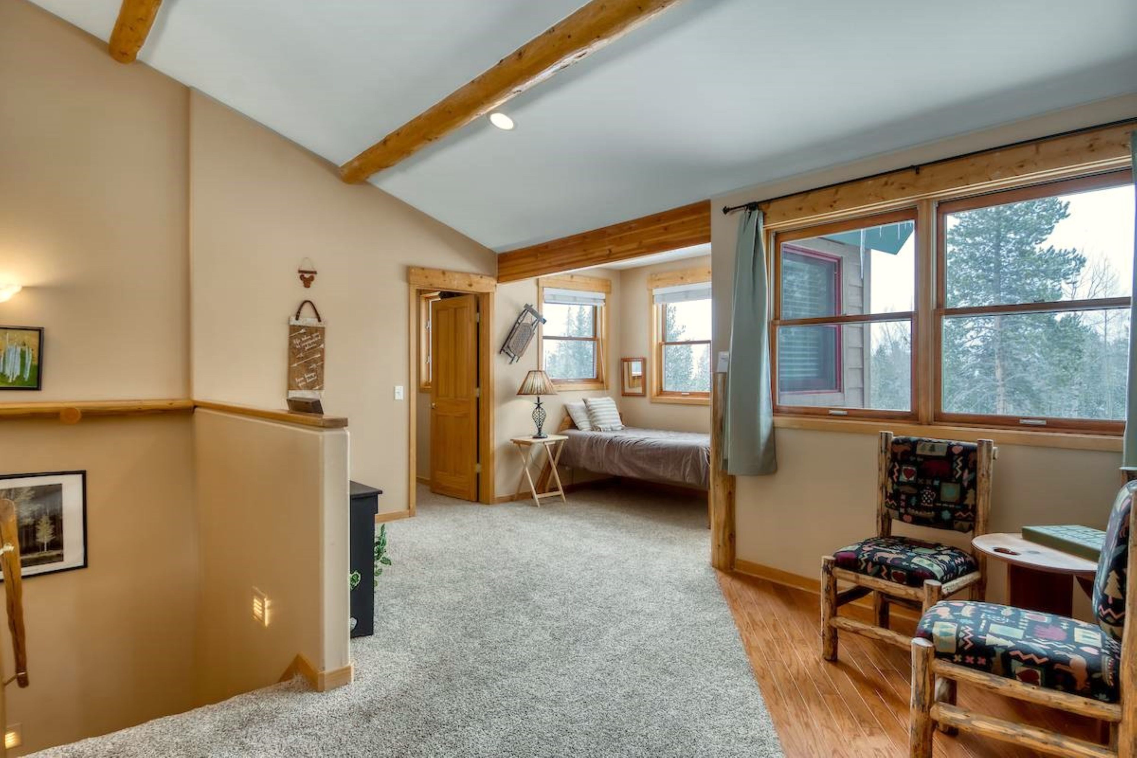 Une pièce confortable avec un lit, une chaise et un bureau doté d’une lampe.