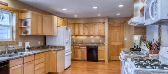 Mtn Meadow Lodge, Hot Tub - Hike, Ski, Play!