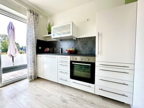 Réfrigérateur, four, plaque de cuisson, cafetière/bouilloire