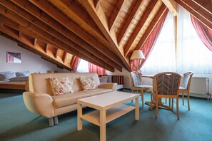 標準三人房 | 書桌、免費無線上網