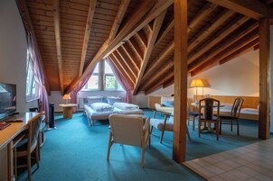 Standard Triple Room | Desk, free WiFi