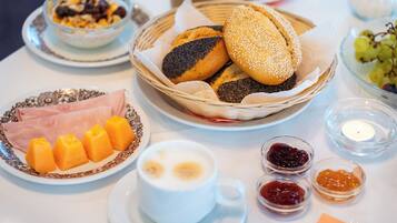 Esmorzar diari d'estil bufet gratuït