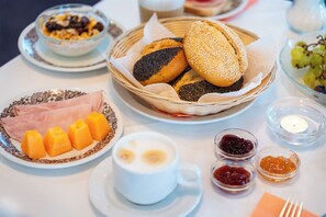 Free daily buffet breakfast  - Hotel Sonne (Bad Homburg v.d. Hoehe)