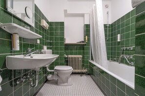 Standard Triple Room | Bathroom | Shower, hair dryer, towels, shampoo - Hotel Sonne (Bad Homburg v.d. Hoehe)