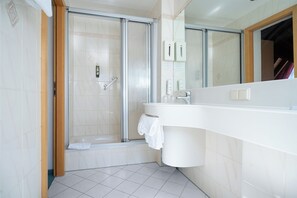 Habitación triple estándar | Baño | Ducha, secador de pelo, toallas y champú