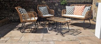 Located on the border of the vibrant old town, you’re just a stroll away from the beach, bask in the sun or take romantic walks along the shore. Discover the local art scene, indulge in delectable cuisine at nearby bars and restaurants.