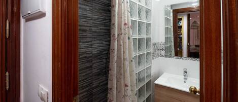 Een douche, een haardroger, een bidet, handdoeken