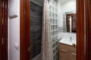 Dusche, Haartrockner, Bidet, Handtücher