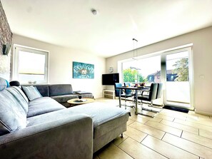 Een televisie en boeken