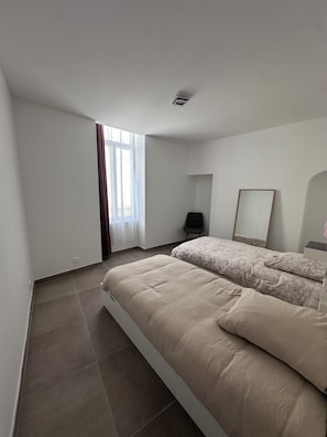 3 chambres, fer et planche à repasser, Wi-Fi, draps fournis
