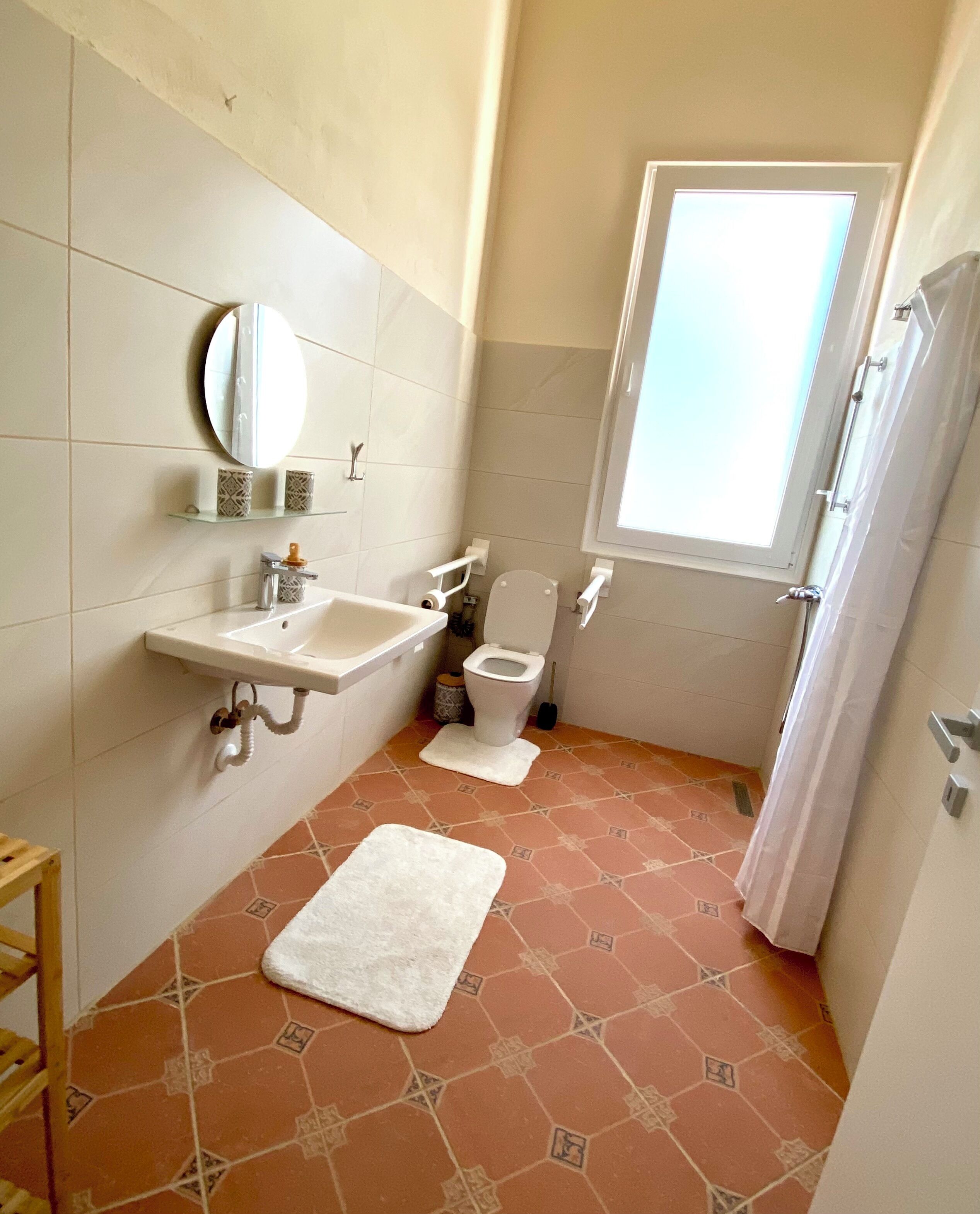 Shower, hair dryer, bidet, towels